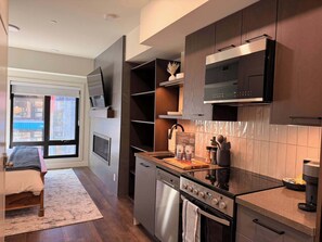 Réfrigérateur, micro-ondes, four, plaque de cuisson