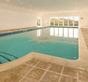 Una piscina cubierta, una piscina climatizada