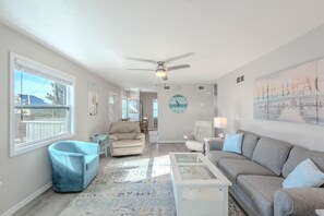 Living area - Blue Pearl Manor Upper (Fort Myers Beach)