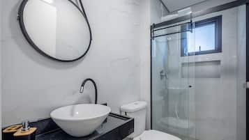 Apartamento básico | Banheiro | Produtos de toalete grátis