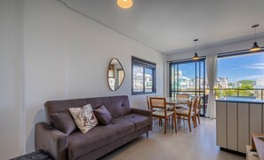 Eenvoudig appartement | Woonruimte | Televisie