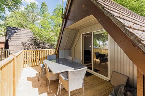 Outdoor dining - Lovely Cornish pool access lodge at Honicombe Holiday Village (Callington)
