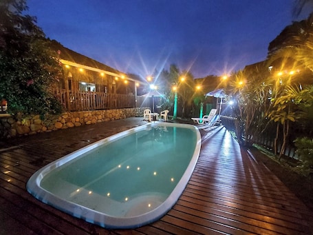 Piscina externa, guarda-sóis, espreguiçadeiras. Pousada Vale da Praia