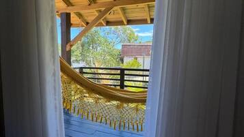 Eenvoudige vierpersoonskamer, balkon, uitzicht op tuin | Gratis wifi, beddengoed