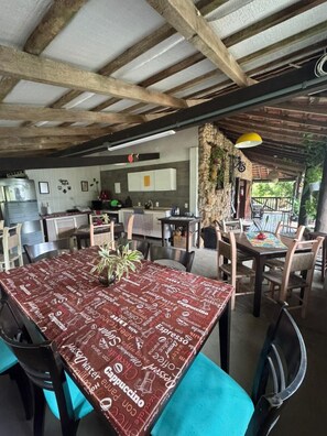 Full-size fridge, microwave, oven, toaster - Pousada Vale da Praia (Imbituba)