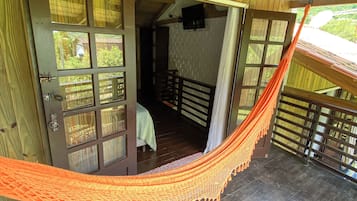 Eenvoudige vierpersoonskamer, balkon, uitzicht op tuin | Gratis wifi, beddengoed