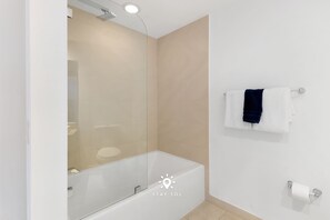 Shower, hair dryer, towels - Amazing 1BR Apartment with Ocean View Balcony (Hollywood)