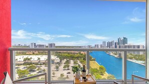Property grounds - Amazing Studio with pool and amenities (Hallandale Beach)