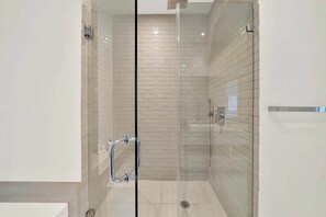 Shower, hair dryer, towels - Amazing 2BR Apt w/ Resort-Style Amenities (Hollywood)