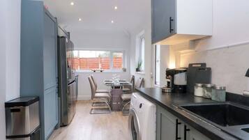 Cottage | Private kitchen | Dishwasher, cookware/dishes/utensils