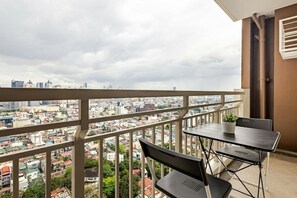 Outdoor dining - Stylish Condo - Cozy Urban Living (Pasay City)