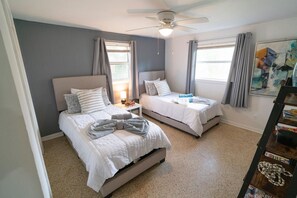 3 bedrooms, iron/ironing board, WiFi, bed sheets - Cozy 3BR Home Downtown w/ Backyard+Wi-Fi+Parking (Jacksonville)