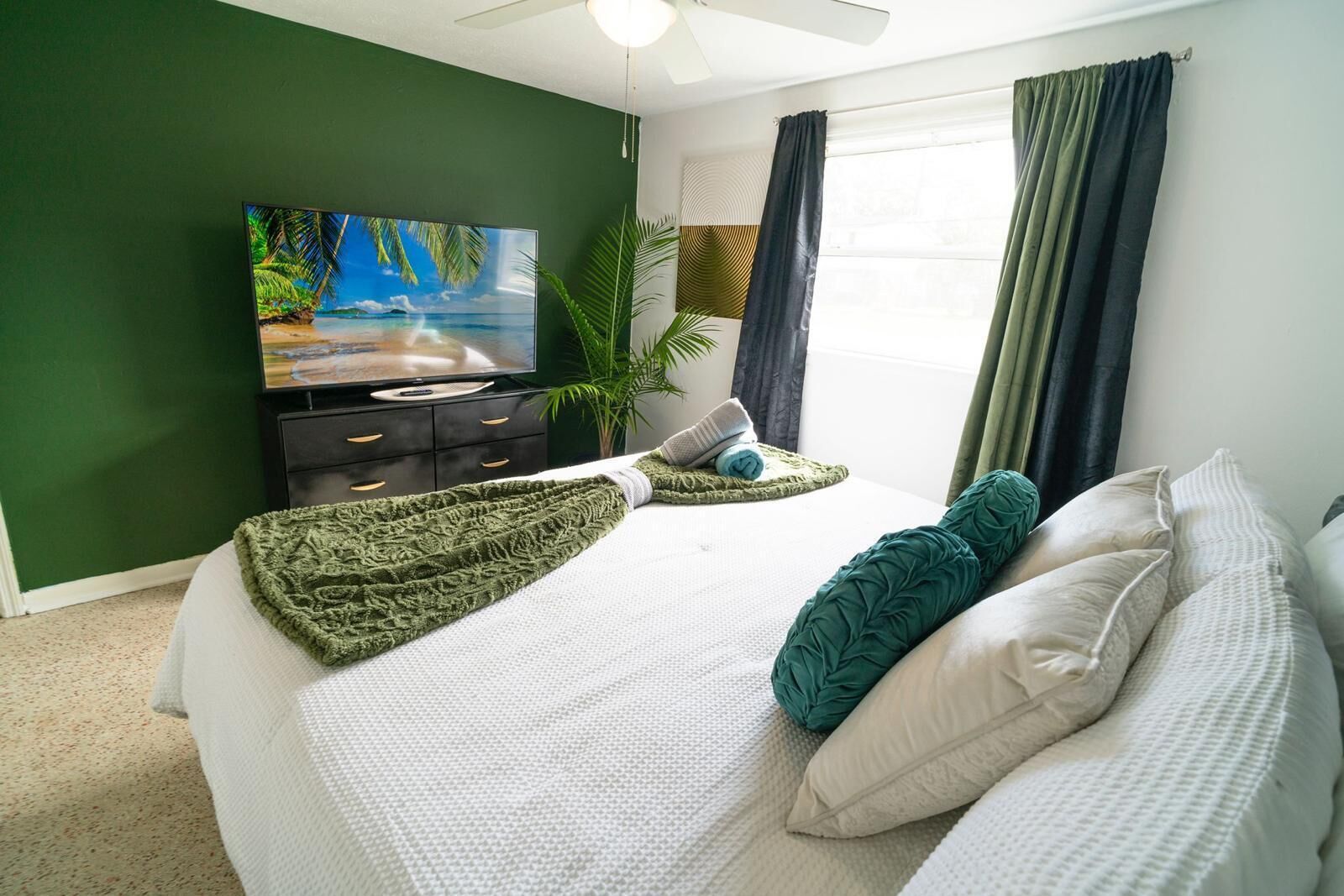 3 bedrooms, iron/ironing board, WiFi, bed sheets