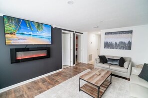 Living area - Cozy 3BR Home Downtown w/ Backyard+Wi-Fi+Parking (Jacksonville)