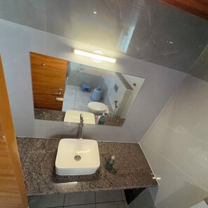 Chambre Double Deluxe, salle de bains privée, vue ville | Salle de bain | Douche, articles de toilette gratuits, sèche-cheveux