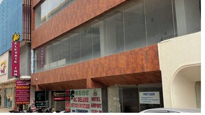 Ein mehrstöckiges Gebäude, im ersten Stock ein Schild für New India Shipping Services.