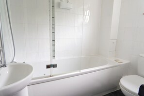 Haartrockner, Handtücher, Seife, Toilettenpapier