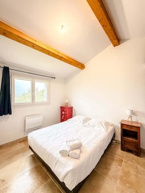 2 chambres, fer et planche à repasser, draps fournis
