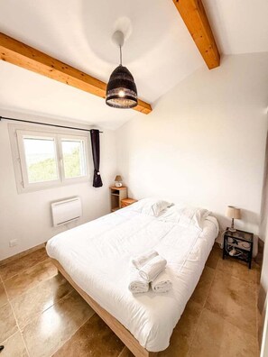 2 chambres, fer et planche à repasser, draps fournis