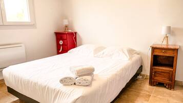 2 habitaciones, tabla de planchar con plancha y ropa de cama