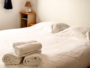 2 sovrum, strykjärn/strykbräda och sängkläder