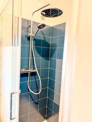 Douche, sèche-cheveux, serviettes fournies