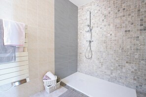 Douche, séchoir à cheveux, serviettes fournies