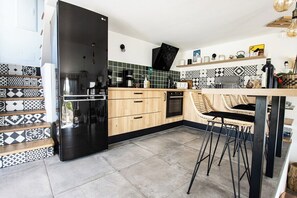 Kylskåp, mikrovågsugn, ugn och kaffe- och tebryggare