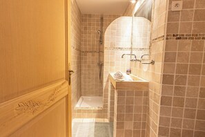 Shower, free toiletries, hair dryer, towels - "L’Incudine" – Downtown 2BR | by Efficios (Sartène)