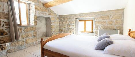 2 عدّة غرف نوم وخدمة الإنترنت وملاءات أسرّة