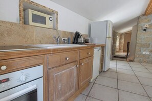Fridge, microwave, oven, stovetop - "L'Incudine" (Sartène)