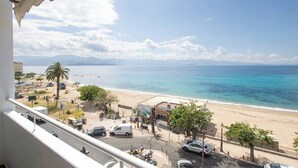 På stranden