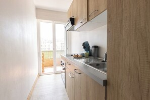 Frigorífic, forn, cafetera i tetera i trona 
