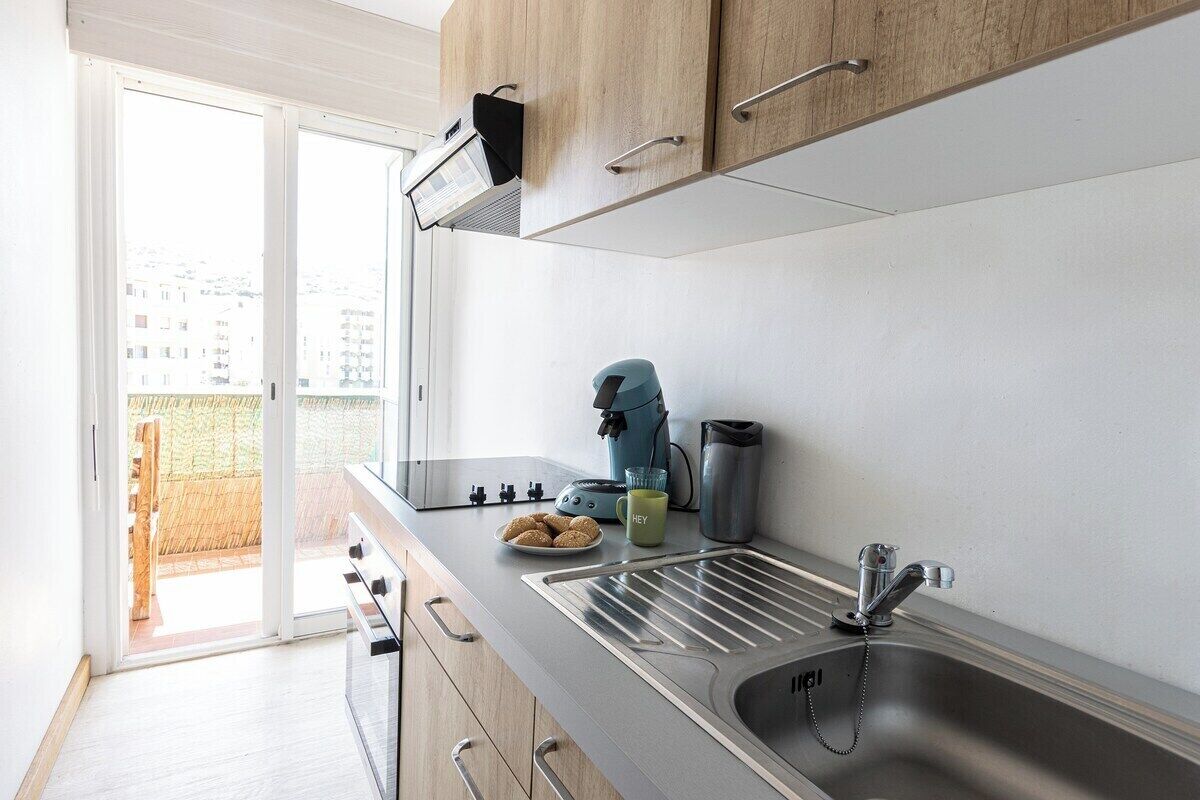 Geladeira, fogão, cafeteira/chaleira, cadeirão de bebê