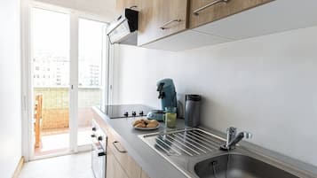 Frigorífic, forn, cafetera i tetera i trona