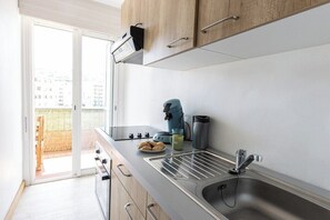 ثلاجة، فرن، ماكينة لصنع القهوة/الشاي، كرسي للأطفال