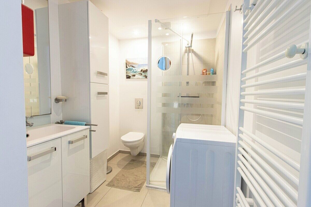 Een douche, een haardroger, handdoeken