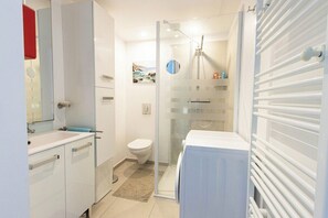 Douche, sèche-cheveux, serviettes fournies