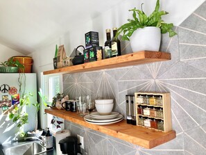 Interior - Cozy cottage with local art (Tillson)