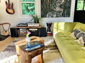 TV - Cozy cottage with local art (Tillson)