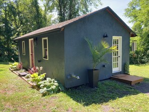 Exterior - Cozy cottage with local art (Tillson)