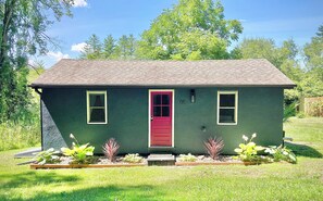 Exterior - Cozy cottage with local art (Tillson)