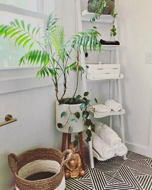 Interior - Cozy cottage with local art (Tillson)