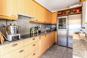 Een koelkast, een magnetron, een oven, een vaatwasser