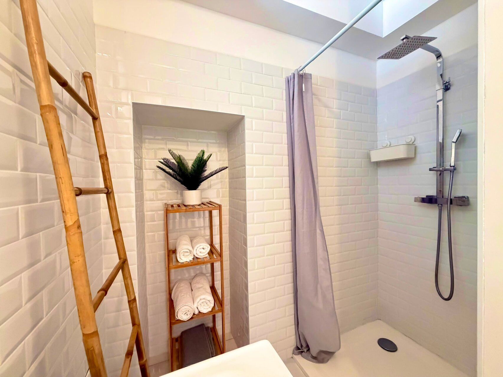 Een douche, een haardroger, handdoeken