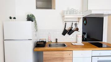 Køleskab, mikrobølgeovn, ovn, kaffe-/temaskine