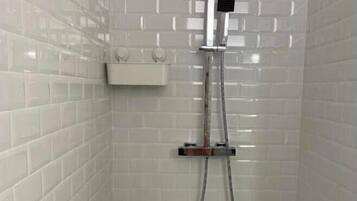 Dusche, Haartrockner, Handtücher