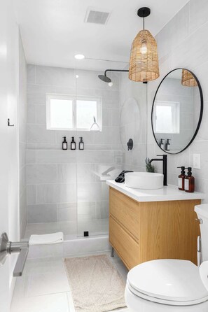 Shower, hair dryer, towels, shampoo - Carlsbad Bungalow, Large Backyard (Carlsbad)