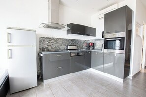 Fridge, microwave, oven, coffee/tea maker - «A Parata» (Ajaccio)