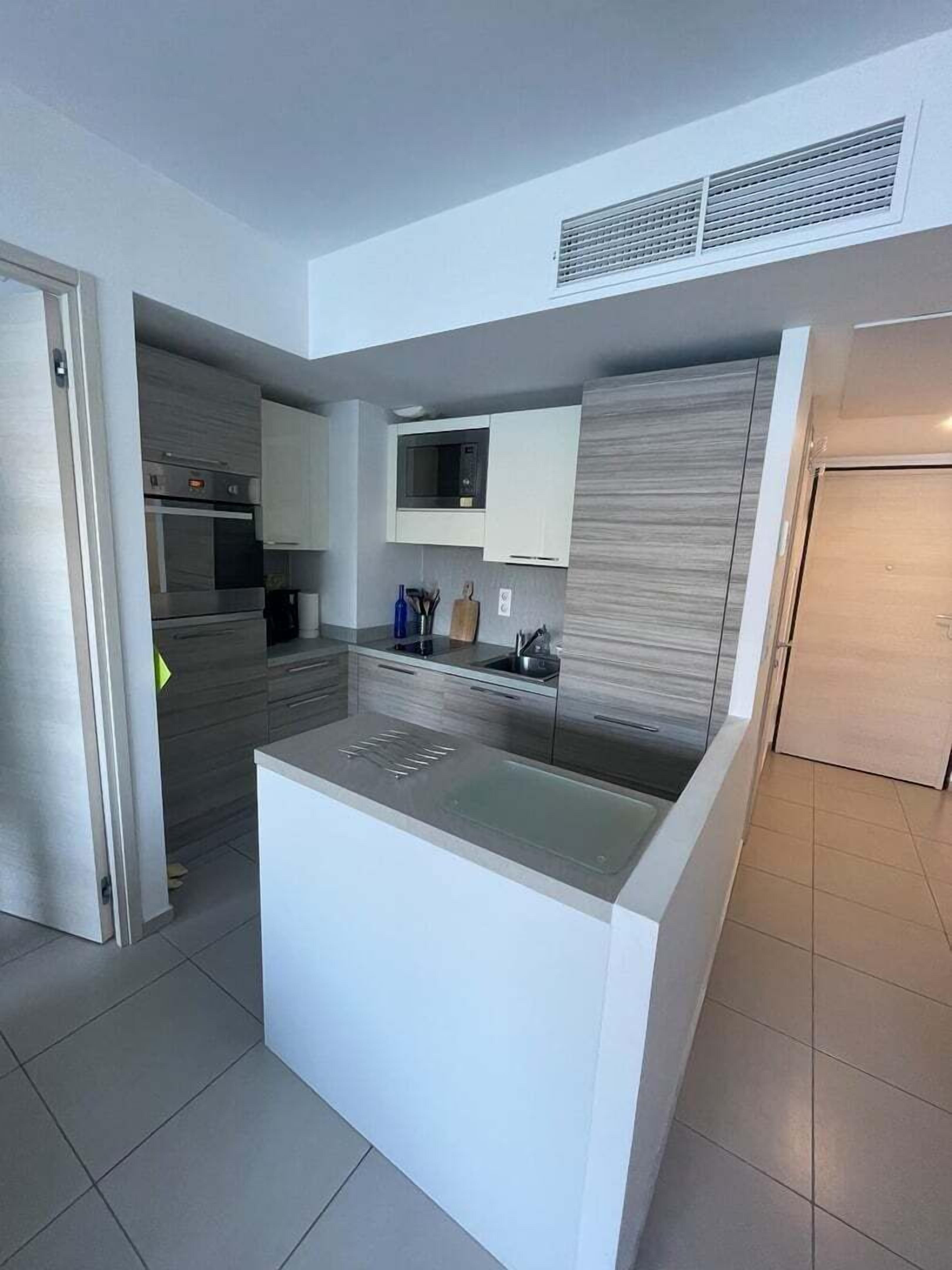 Geladeira, micro-ondas, fogão, lava-louças